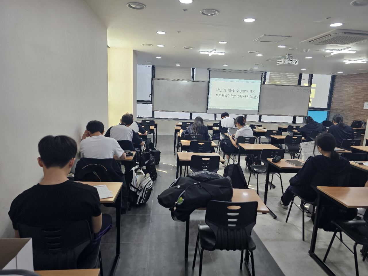 열린학원 강의실에서 학생들이 수업을 듣는 모습