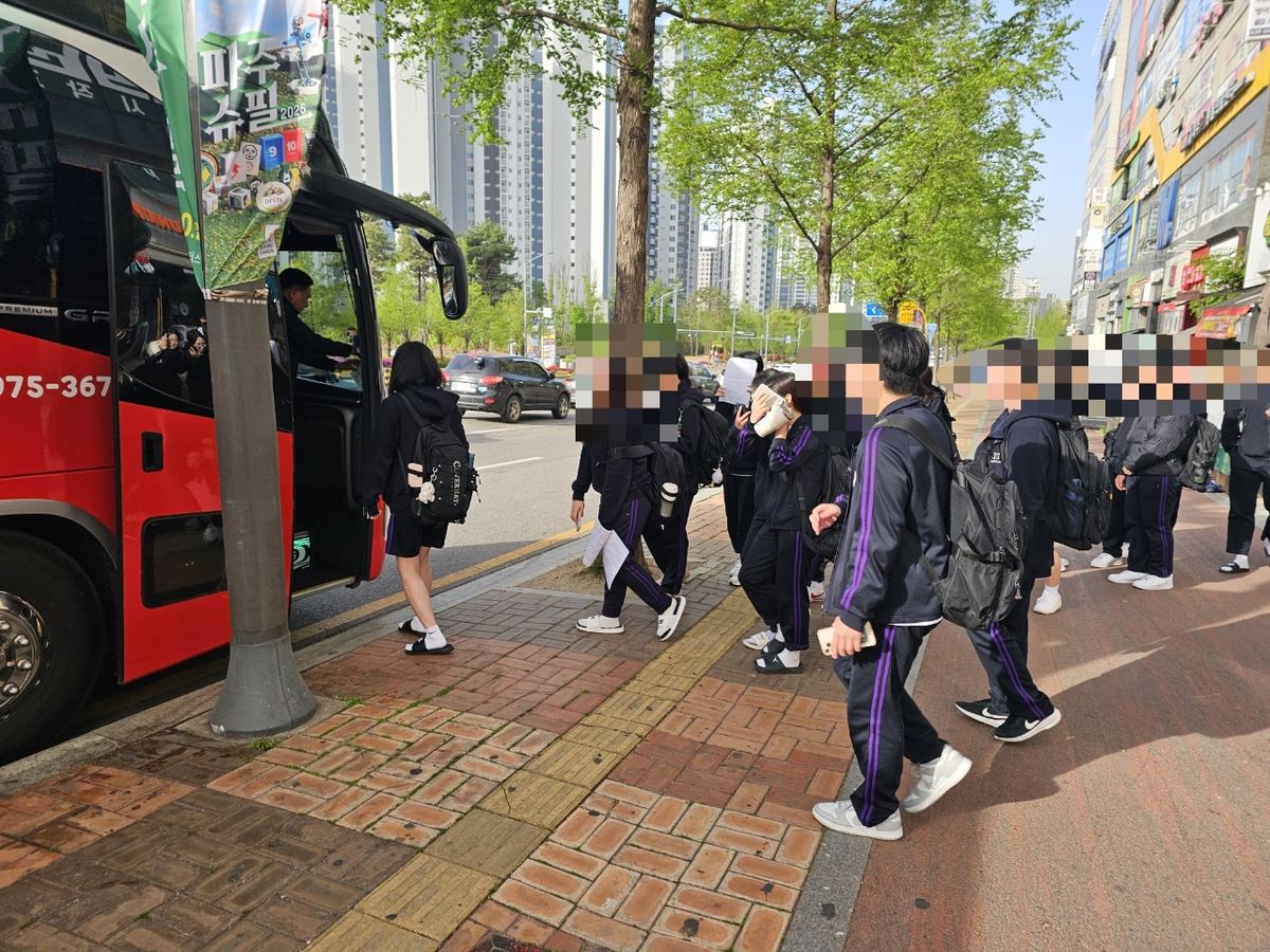 새벽직보 후 차량에서 내려 학교로 향하는 학생들